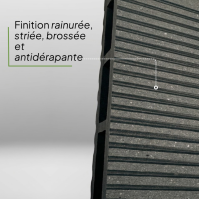 Terrasse moderne en composite gris anthracite, avec salon de jardin et pot de fleurs Fuji, alliant confort et esthétique.