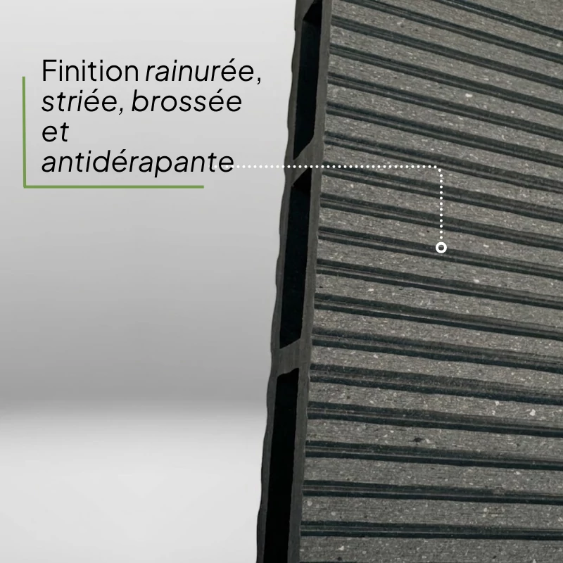 Terrasse moderne en composite gris anthracite, avec salon de jardin et pot de fleurs Fuji, alliant confort et esthétique.