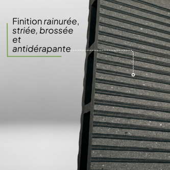 Terrasse moderne en composite gris anthracite, avec salon de jardin et pot de fleurs Fuji, alliant confort et esthétique.