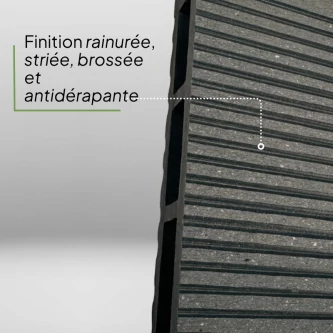 Terrasse moderne en composite gris anthracite, avec salon de jardin et pot de fleurs Fuji, alliant confort et esthétique.