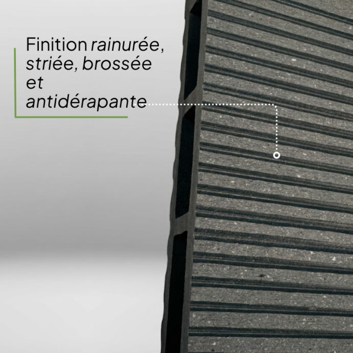 Terrasse moderne en composite gris anthracite, avec salon de jardin et pot de fleurs Fuji, alliant confort et esthétique.