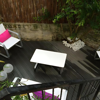 Terrasse composite anthracite avec salon moderne et déco Fuji, créant un espace design