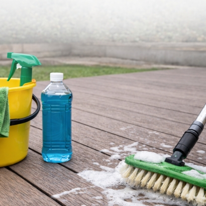 Homme nettoyant sa terrasse en bois composite avec un karcher